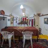 Da una porta laterale accediamo quindi all�interno dell�edificio e diamo un rapido sguardo a un paio di ambienti oggi utilizzati per eventi pubblici: un lungo salone adibito a sala conferenze...
